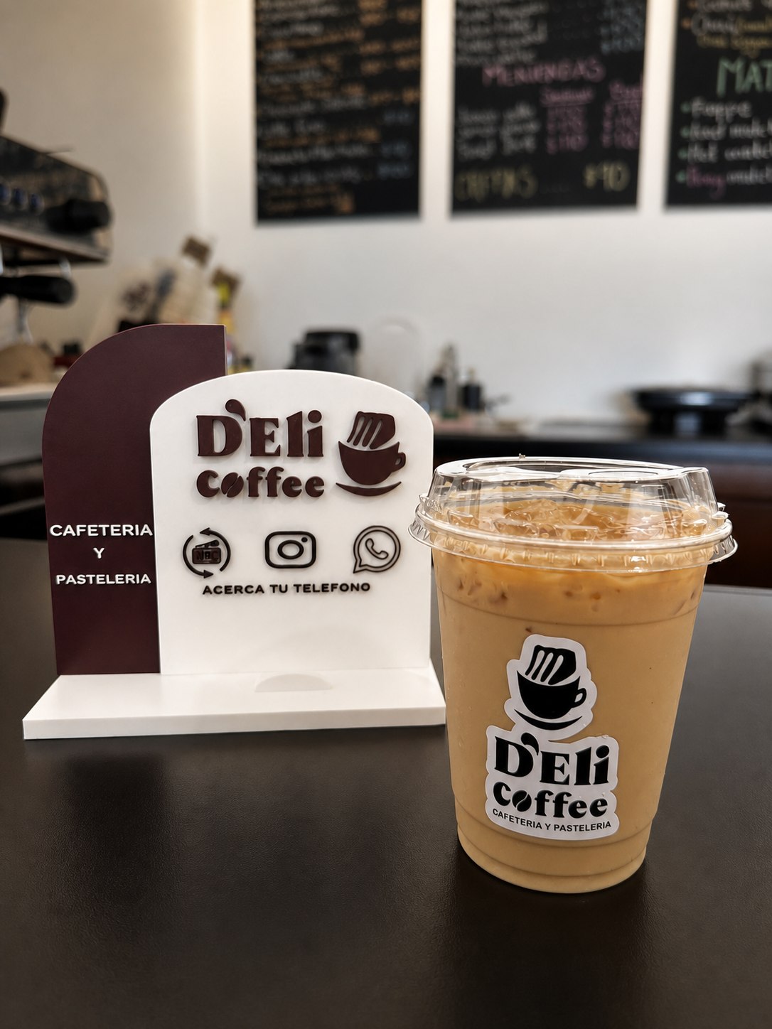 Display NFC personalizado para D'Eli Coffee junto a una bebida